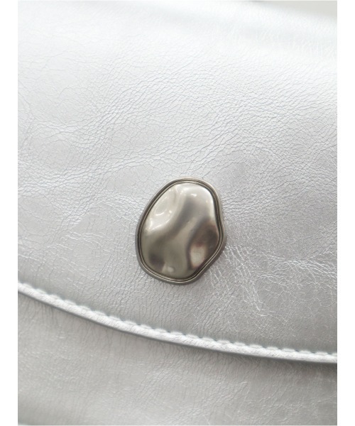 Reurie'（レウリィ）の「【ZOZO限定】ラウンドミニショルダーバッグ／round mini shoulder bag ミニバッグ 小さめ ポーチ 斜め掛け 肩掛け レザー フェイクレザー 合皮 カジュアル シンプル ガーリー 韓国 黒 ブラック  ブラウン シルバー メタリック（ショルダーバッグ・レディース・ブラウン/ブラック/シルバー・FREE）」の22枚目の写真