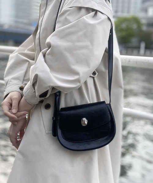 Reurie'（レウリィ）の「【ZOZO限定】ラウンドミニショルダーバッグ／round mini shoulder bag ミニバッグ 小さめ ポーチ 斜め掛け 肩掛け レザー フェイクレザー 合皮 カジュアル シンプル ガーリー 韓国 黒 ブラック  ブラウン シルバー メタリック（ショルダーバッグ・レディース・ブラウン/ブラック/シルバー・FREE）」の12枚目の写真