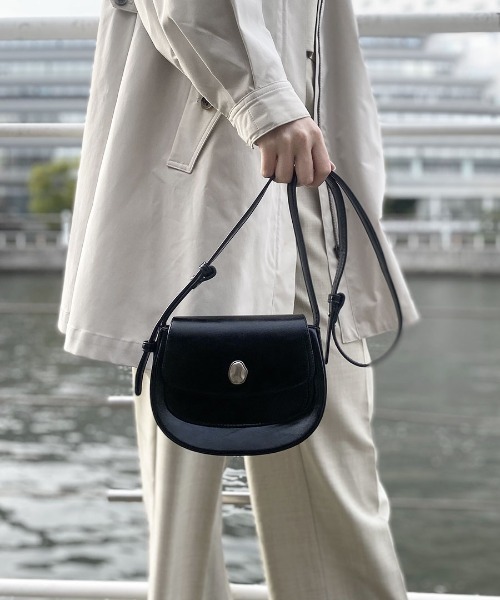 レザーラウンドショルダーバッグ | Leather round shoulder bag