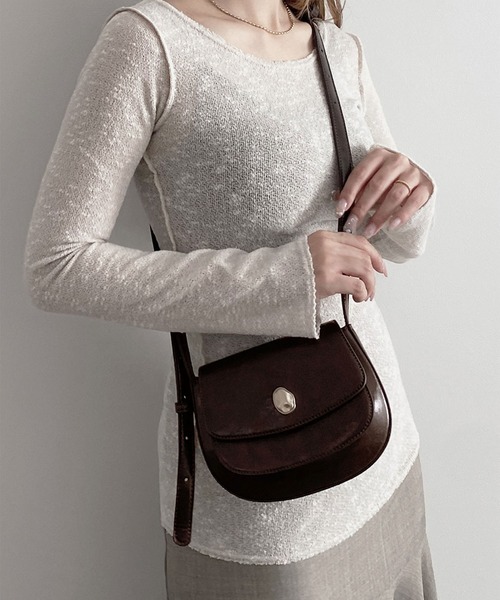 Reurie'（レウリィ）の「【ZOZO限定】ラウンドミニショルダーバッグ／round mini shoulder bag ミニバッグ 小さめ ポーチ 斜め掛け 肩掛け レザー フェイクレザー 合皮 カジュアル シンプル ガーリー 韓国 黒 ブラック  ブラウン シルバー メタリック（ショルダーバッグ・レディース・ブラウン/ブラック/シルバー・FREE）」の9枚目の写真