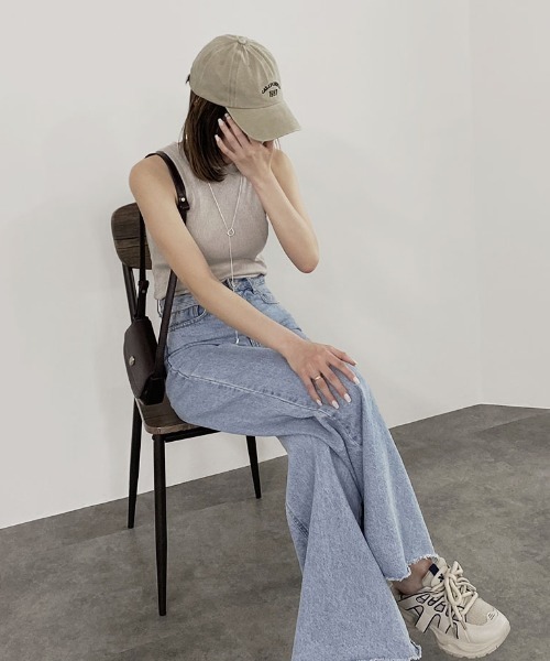 Reurie'（レウリィ）の「【ZOZO限定】ラウンドミニショルダーバッグ／round mini shoulder bag ミニバッグ 小さめ ポーチ 斜め掛け 肩掛け レザー フェイクレザー 合皮 カジュアル シンプル ガーリー 韓国 黒 ブラック  ブラウン シルバー メタリック（ショルダーバッグ・レディース・ブラウン/ブラック/シルバー・FREE）」の7枚目の写真