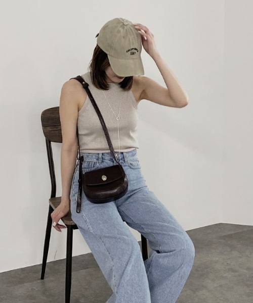 Reurie'（レウリィ）の「【ZOZO限定】ラウンドミニショルダーバッグ／round mini shoulder bag ミニバッグ 小さめ ポーチ 斜め掛け 肩掛け レザー フェイクレザー 合皮 カジュアル シンプル ガーリー 韓国 黒 ブラック  ブラウン シルバー メタリック（ショルダーバッグ・レディース・ブラウン/ブラック/シルバー・FREE）」の6枚目の写真