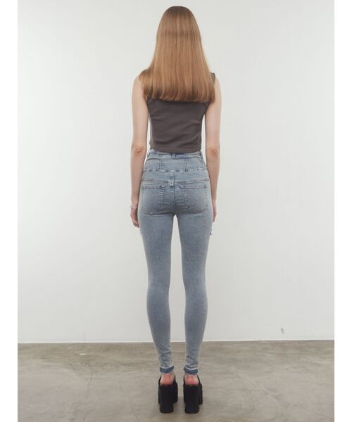 EMODA(エモダ)の「アシンメトリーレースアップハイウエストパギンス(デニムパンツ・レディース・ライトブルー/ブラック・SMALL/MEDIUM/X-SMALL)」の19枚目の写真