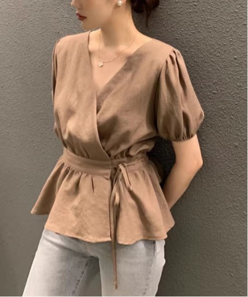 gossip！ロサンゼルス（ゴシップロサンゼルス）の「Vネックサイドリボンパフスリーブブラウス（シャツ/ブラウス・レディース・ブラウン/オフホワイト/ブルー・FREE）」の2枚目の写真