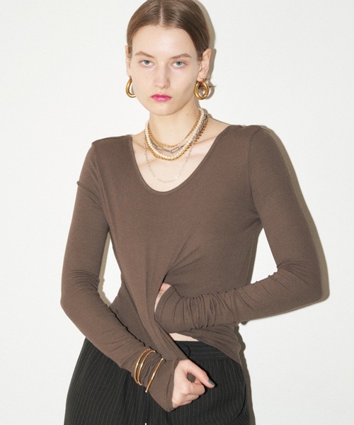 yae(ヤエ)の「Super long sleeve 2way U-neck top/ スーパーロングスリーブ2wayUネックトップ(Tシャツ/カットソー・レディース・ベビーピンク/ライトブルー/ブラック/モカ/ホワイト・38/36)」の8枚目の写真