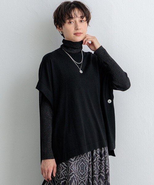 23区 S(ニジュウサンクチイサイサイズ)の「【洗える】コンパクトウール ポンチョ(ニット/セーター・レディース・ライトグレー系/イエロー系/ブルー系/ブラック系・32)」の2枚目の写真