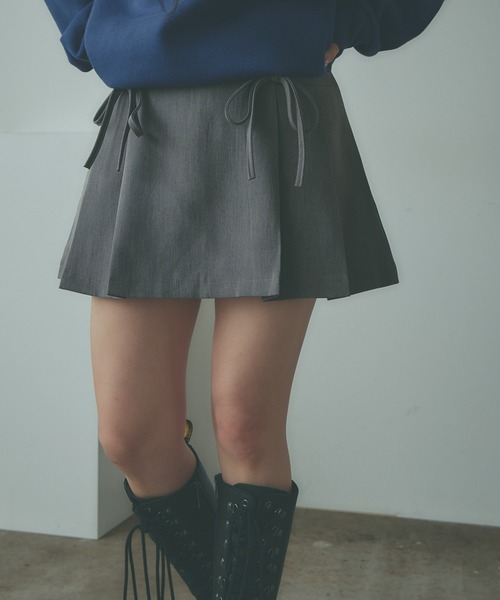 AO2（アオズ）の「Ribbon Mini pleated Skirt / リボンデザイン プリーツミニスカート（スカート・レディース・カーキブラウン/ブラック/グレー・FREE）」の3枚目の写真