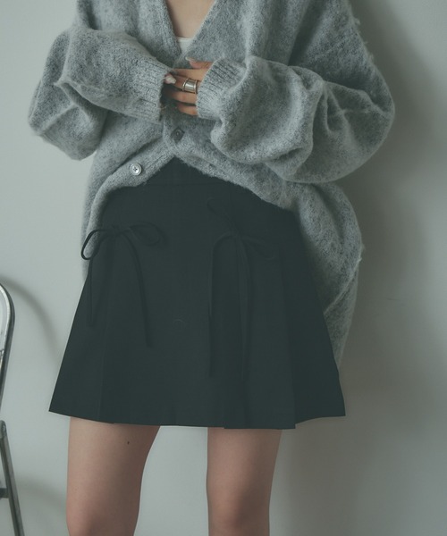 AO2（アオズ）の「Ribbon Mini pleated Skirt / リボンデザイン プリーツミニスカート（スカート・レディース・カーキブラウン/ブラック/グレー・FREE）」の2枚目の写真