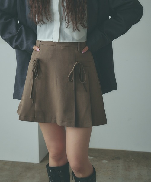 AO2（アオズ）の「Ribbon Mini pleated Skirt / リボンデザイン プリーツミニスカート（スカート・レディース・カーキブラウン/ブラック/グレー・FREE）」の8枚目の写真