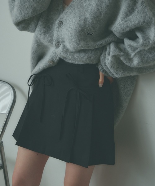 AO2（アオズ）の「Ribbon Mini pleated Skirt / リボンデザイン プリーツミニスカート（スカート・レディース・カーキブラウン/ブラック/グレー・FREE）」の4枚目の写真