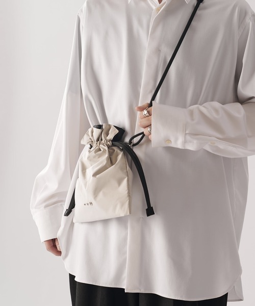 SML（エスエムエル）の「【SML / エスエムエル】Exclusive 巾着ショルダーバッグ（ショルダーバッグ・メンズ・ブラック/オフホワイト/チャコールグレー・FREE）」の15枚目の写真