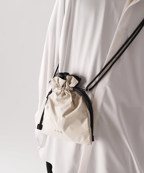 SML（エスエムエル）の「【SML / エスエムエル】Exclusive 巾着ショルダーバッグ（ショルダーバッグ・メンズ・ブラック/オフホワイト/チャコールグレー・FREE）」の4枚目の写真