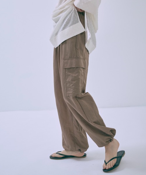 EN NEUME（エンノイム）の「【Set Up】Nylon Twill Cargo Pants（カーゴパンツ・レディース・ブラック/グレー/モカ・FREE）」の3枚目の写真