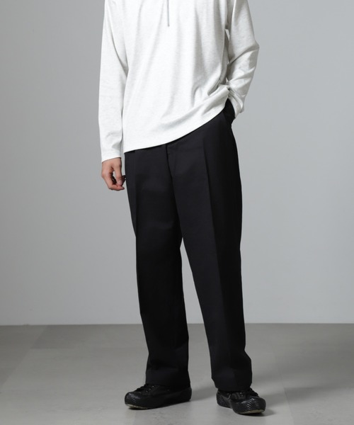 NANO universe(ナノユニバース)の「オイルドライク ワイドタックパンツ(その他パンツ・メンズ・ブラック/カーキ/ネイビー・M/S/L)」の2枚目の写真