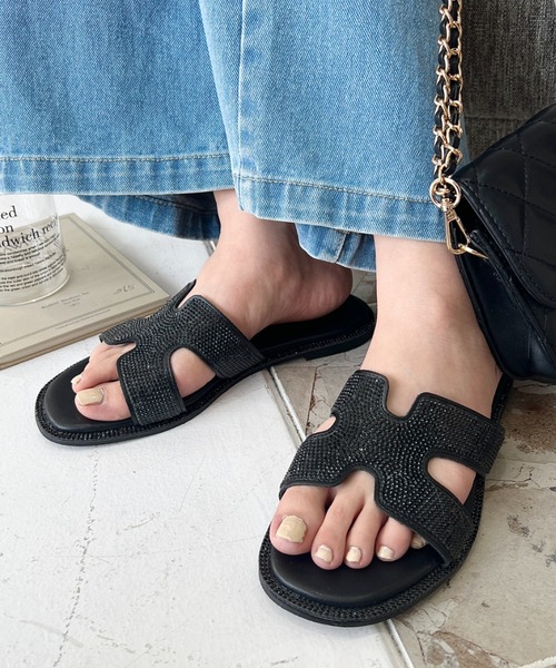 moment+（モーメントプラス）の「ライトストーンクロスストラップサンダル（スリッポン・レディース・シルバー/ブラック・L/M）」の4枚目の写真