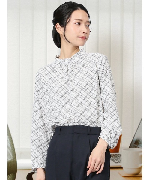 m.f.editorial（エムエフエディトリアル）の「【ストレッチ　マシンウォッシャブル】m.f.エディトリアル レディース ギャザーハイネック 8分袖プルオーバーブラウス（シャツ/ブラウス・レディース・ブラック×ホワイト/ベージュ/ネイビー・MEDIUM/LARGE）」の2枚目の写真