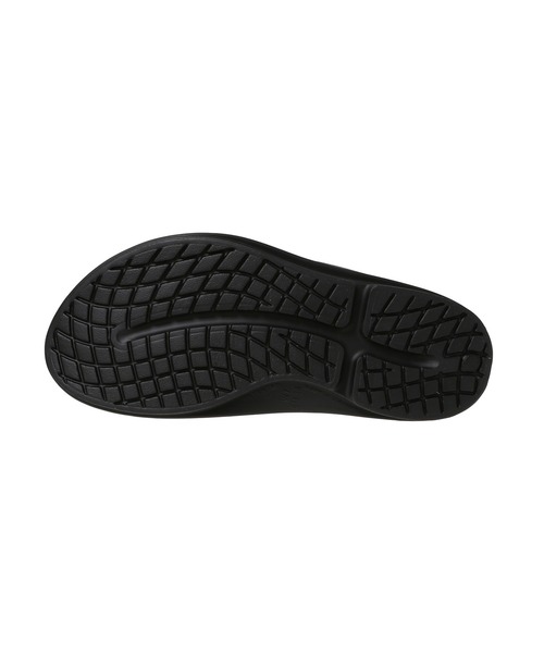 OOFOS（ウーフォス）の「OOFOS OOmega-Black 2000440050211（サンダル・レディース・ブラック・25㎝/23㎝/24㎝）」の6枚目の写真
