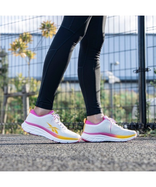 Reebok（リーボック）の「ロード ストライダー / ROAD STRIDER（スニーカー・レディース・パープル/ホワイト/ブラック/グレー/スミクロ/ブラック×レッド/ホワイト×グレー/ブルー/グレー×ピンク・22.5cm/23.0cm/23.5cm/24.5cm/24.0cm/25.0cm/25.5cm/26.0cm/22.0cm）」の10枚目の写真