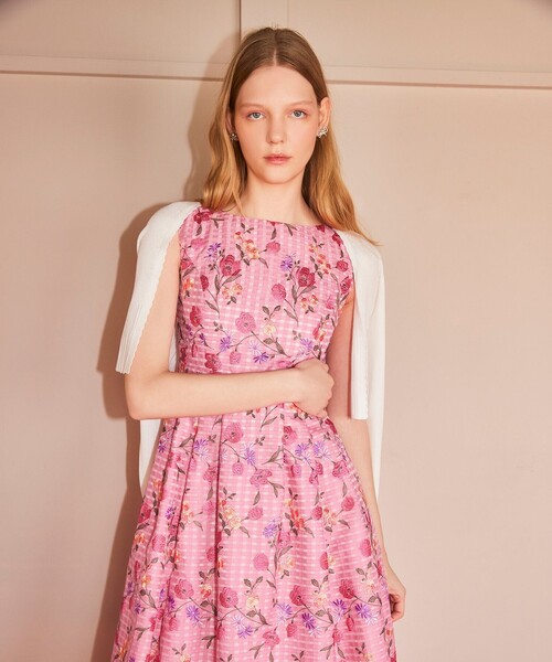 TOCCA(トッカ)の「EYELET AJISAI BOLERO ボレロ(カーディガン/ボレロ・レディース・アイボリー系/ブラック系/ブルー系/ピンク系・SMALL/MEDIUM)」の2枚目の写真