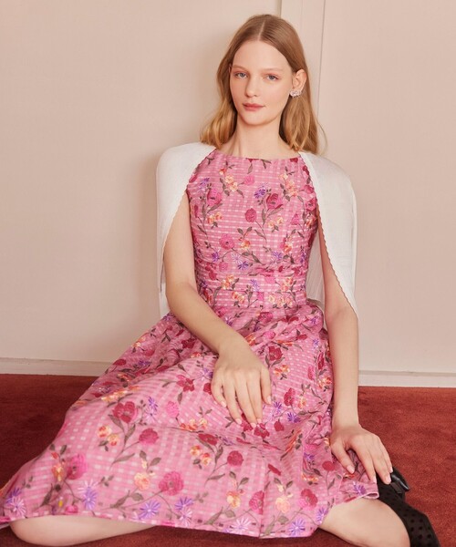 TOCCA(トッカ)の「EYELET AJISAI BOLERO ボレロ(カーディガン/ボレロ・レディース・アイボリー系/ブラック系/ブルー系/ピンク系・SMALL/MEDIUM)」の21枚目の写真