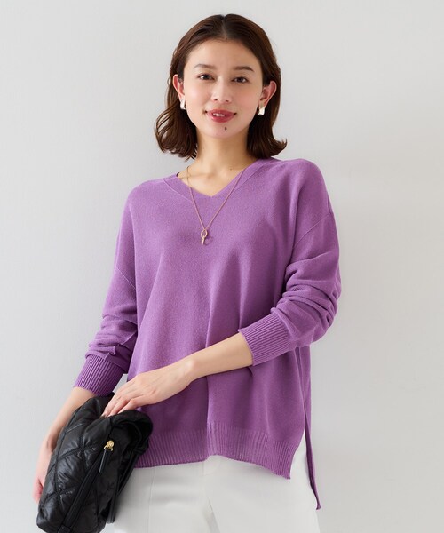 UNTITLED（アンタイトル）の「【体型カバー/清涼感】サイドスリット Vネックニット（ニット/セーター・レディース・ピンク系その他/ブルーグリーン/ホワイト/ライトイエロー系/ライトグリーン/イエロー/ナチュラル/チャコールグレー/ライトパープル・02/00/04/44/48）」の7枚目の写真