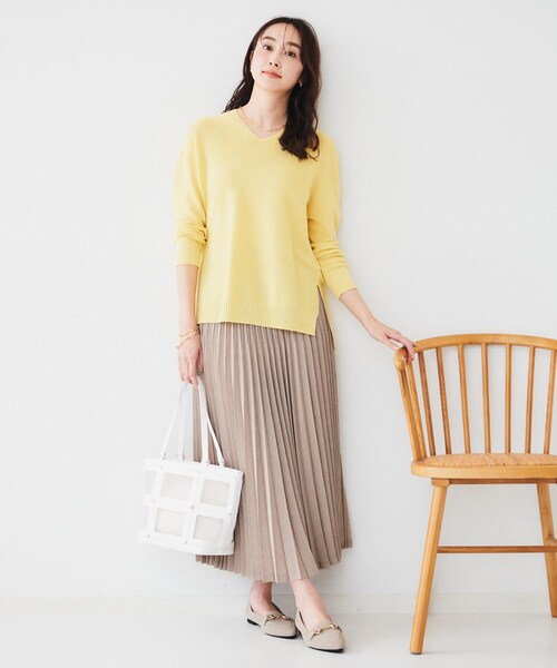 UNTITLED（アンタイトル）の「【体型カバー/清涼感】サイドスリット Vネックニット（ニット/セーター・レディース・ピンク系その他/ブルーグリーン/ホワイト/ライトイエロー系/ライトグリーン/イエロー/ナチュラル/チャコールグレー/ライトパープル・02/00/04/44/48）」の10枚目の写真