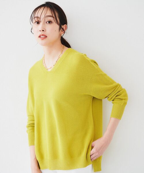 UNTITLED（アンタイトル）の「【体型カバー/清涼感】サイドスリット Vネックニット（ニット/セーター・レディース・ピンク系その他/ブルーグリーン/ホワイト/ライトイエロー系/ライトグリーン/イエロー/ナチュラル/チャコールグレー/ライトパープル・02/00/04/44/48）」の12枚目の写真