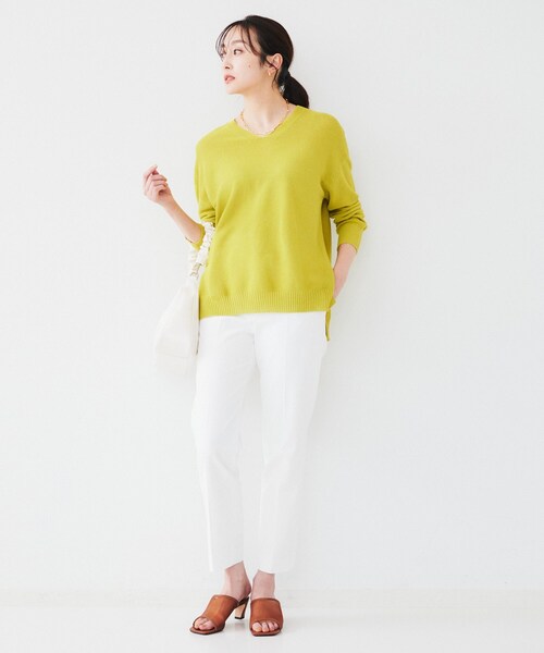 UNTITLED（アンタイトル）の「【体型カバー/清涼感】サイドスリット Vネックニット（ニット/セーター・レディース・ピンク系その他/ブルーグリーン/ホワイト/ライトイエロー系/ライトグリーン/イエロー/ナチュラル/チャコールグレー/ライトパープル・02/00/04/44/48）」の14枚目の写真