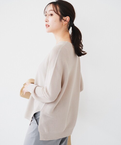 UNTITLED（アンタイトル）の「【体型カバー/清涼感】サイドスリット Vネックニット（ニット/セーター・レディース・ピンク系その他/ブルーグリーン/ホワイト/ライトイエロー系/ライトグリーン/イエロー/ナチュラル/チャコールグレー/ライトパープル・02/00/04/44/48）」の16枚目の写真