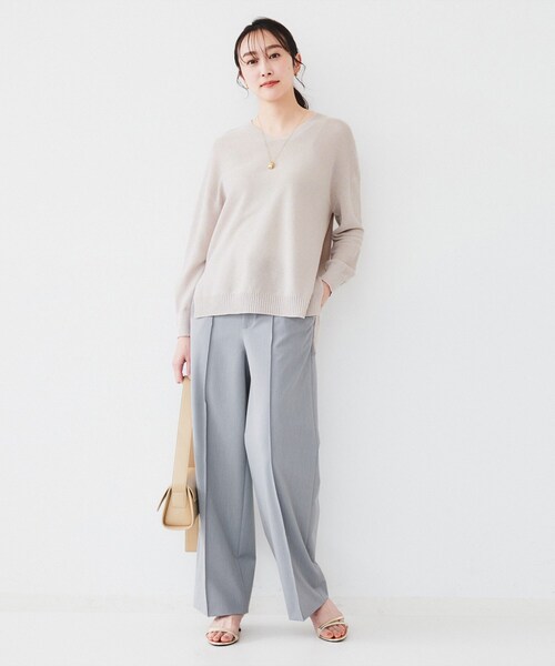 UNTITLED（アンタイトル）の「【体型カバー/清涼感】サイドスリット Vネックニット（ニット/セーター・レディース・ピンク系その他/ブルーグリーン/ホワイト/ライトイエロー系/ライトグリーン/イエロー/ナチュラル/チャコールグレー/ライトパープル・02/00/04/44/48）」の17枚目の写真