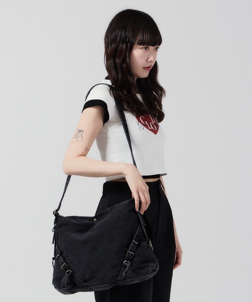 Chick（チック）の「Belt Design Denim Shoulder Bag / ベルトデザイン デニムショルダーバッグ【大容量】（ショルダーバッグ・レディース・ライトブルー/ブラック/ブルー・FREE）」の2枚目の写真