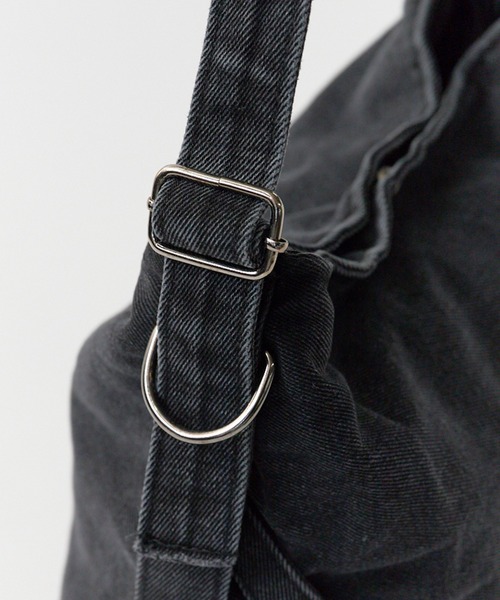 Chick（チック）の「Belt Design Denim Shoulder Bag / ベルトデザイン デニムショルダーバッグ【大容量】（ショルダーバッグ・レディース・ライトブルー/ブラック/ブルー・FREE）」の5枚目の写真