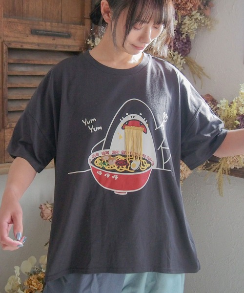 JEANS MATE（ジーンズメイト）の「【Hi Hey Hoooo/ハイヘイホー】ラーメン大好きアニマルTシャツ（Tシャツ/カットソー・レディース・オフホワイト/ブラック・FREE）」の2枚目の写真