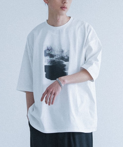 MDR(エムディアール)の「『マルチグラフィック柄オーバーサイズ半袖Tシャツ』(Tシャツ/カットソー・メンズ・ブラック系3/ブラック系1/ホワイト系8/ホワイト系6/ホワイト系5/ホワイト系4/ホワイト系3/ホワイト系2/ホワイト系1/ブラック系8/ブラック系7/ブラック系6/ブラック系4/ホワイト系7/ブラック系5/ブラック系2・M/L)」の2枚目の写真
