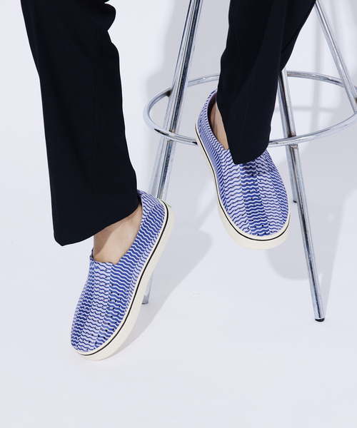 Native(ネイティブ)の「【native Shoes/ネイティブシューズ】Miles Wanderfoam Bloom Print/シューズ/プリント/軽量【WEB限定】(スリッポン・メンズ・パープル・26/27/28)」の1枚目の写真