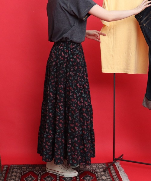 Dot＆Stripes CHILD WOMAN（ドットアンドストライプス　チャイルドウーマン）の「☆クロスフラワープリント ティアードスカート（スカート・レディース・ブラック/レッド・FREE）」の3枚目の写真