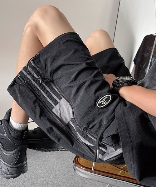 MGV(エムジーヴィー)の「サイドラインデザインハーフパンツ(その他パンツ・メンズ・グレー/ブラック/レッド・MEDIUM/LARGE/X-LARGE)」の1枚目の写真