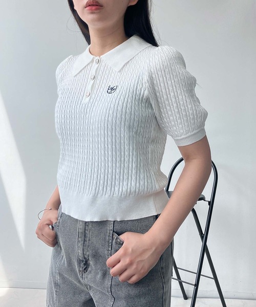 AS KNOW AS plus(アズノゥアズプラス)の「●ワンポイントロゴ刺繍 ケーブルニットポロ(ポロシャツ・レディース・シルバー/オフホワイト/ネイビー/ホワイト系・FREE)」の2枚目の写真