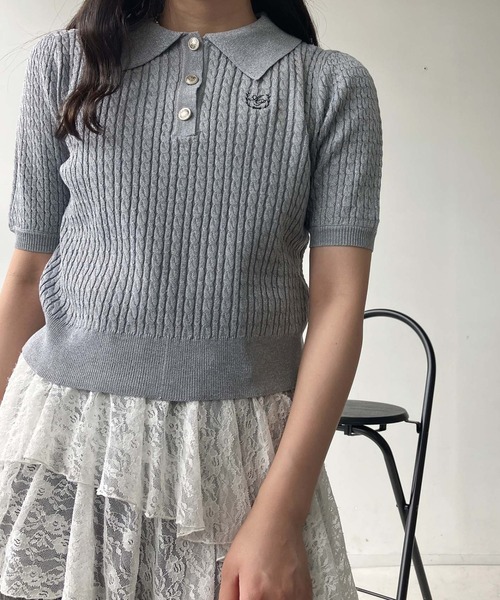 AS KNOW AS plus(アズノゥアズプラス)の「●ワンポイントロゴ刺繍 ケーブルニットポロ(ポロシャツ・レディース・シルバー/オフホワイト/ネイビー/ホワイト系・FREE)」の5枚目の写真