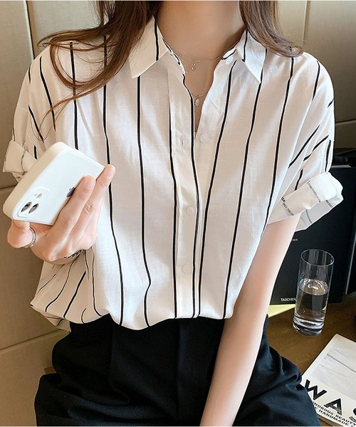 BLANC FICELLE(ブランフィセル)の「スッキリ ストライプ レギュラーカラー 半袖シャツ(シャツ/ブラウス・レディース・ホワイト/ブルー・S/M/L/XL)」の2枚目の写真
