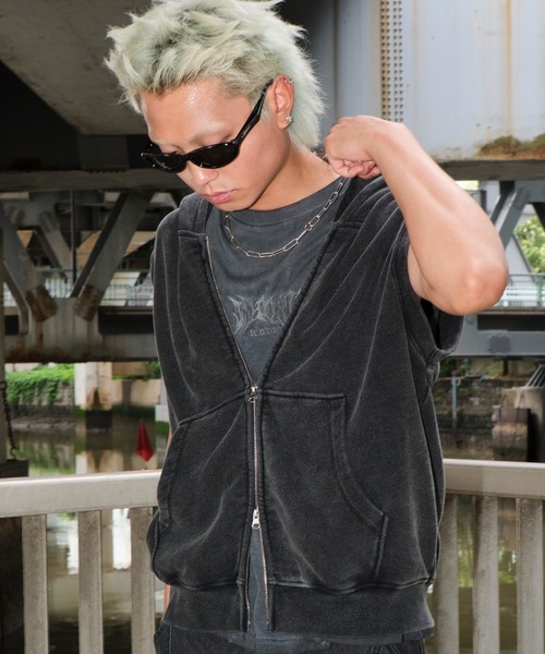 SHORT ROUND（ショートラウンド）の「SHORT ROUND/ショートノースリーブZIPパーカー（パーカー・メンズ・ブラウン/スミクロ・LARGE/MEDIUM）」の2枚目の写真