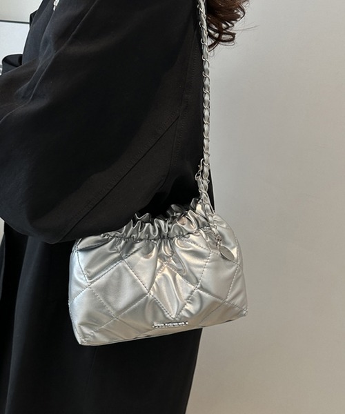 folka(フォルカ)の「8B41 ロングチェーン キルティング 巾着 ショルダー(ショルダーバッグ・レディース・ブラック/シルバー・ONESIZE)」の1枚目の写真