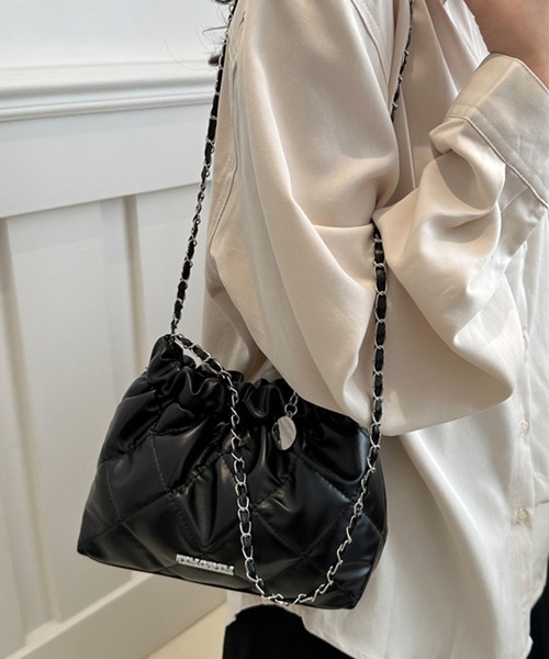 folka(フォルカ)の「8B41 ロングチェーン キルティング 巾着 ショルダー(ショルダーバッグ・レディース・ブラック/シルバー・ONESIZE)」の2枚目の写真