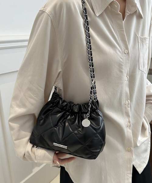 folka(フォルカ)の「8B41 ロングチェーン キルティング 巾着 ショルダー(ショルダーバッグ・レディース・ブラック/シルバー・ONESIZE)」の3枚目の写真