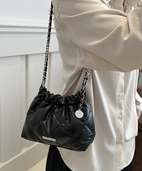 folka(フォルカ)の「8B41 ロングチェーン キルティング 巾着 ショルダー(ショルダーバッグ・レディース・ブラック/シルバー・ONESIZE)」の4枚目の写真