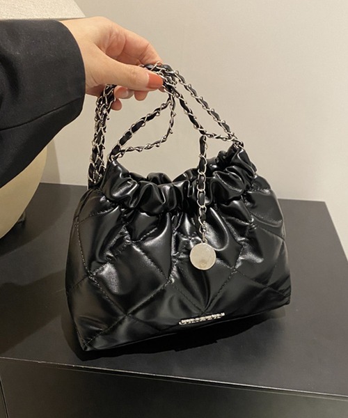 folka(フォルカ)の「8B41 ロングチェーン キルティング 巾着 ショルダー(ショルダーバッグ・レディース・ブラック/シルバー・ONESIZE)」の8枚目の写真
