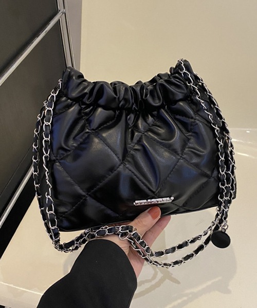 folka(フォルカ)の「8B41 ロングチェーン キルティング 巾着 ショルダー(ショルダーバッグ・レディース・ブラック/シルバー・ONESIZE)」の7枚目の写真