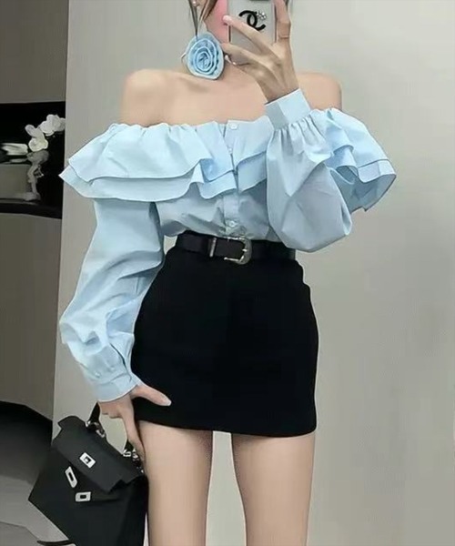 STAY MOTION（ステイモーション）の「【WEB限定】バラモチーフチョーカー付きフリルオフショル長袖ブラウス［韓国ファッション ガーリー］（シャツ/ブラウス・レディース・サックスブルー/オフホワイト・F）」の2枚目の写真