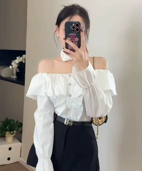 STAY MOTION（ステイモーション）の「【WEB限定】バラモチーフチョーカー付きフリルオフショル長袖ブラウス［韓国ファッション ガーリー］（シャツ/ブラウス・レディース・サックスブルー/オフホワイト・F）」の9枚目の写真