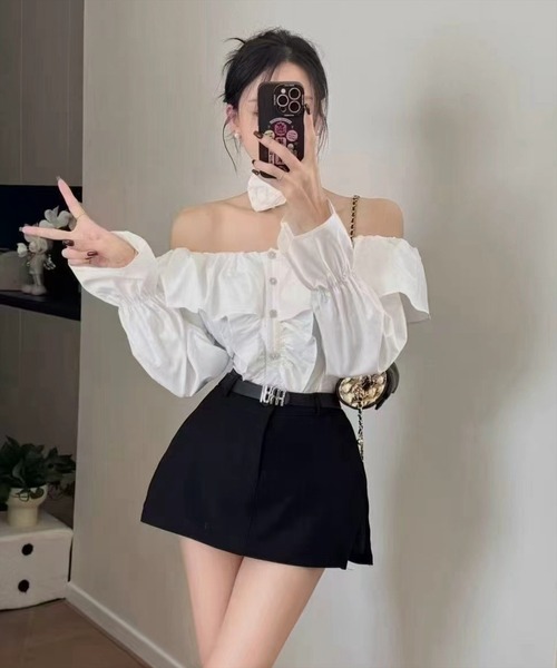 STAY MOTION（ステイモーション）の「【WEB限定】バラモチーフチョーカー付きフリルオフショル長袖ブラウス［韓国ファッション ガーリー］（シャツ/ブラウス・レディース・サックスブルー/オフホワイト・F）」の5枚目の写真